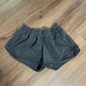 Black hotty hot 2.5’ lululemon shorts